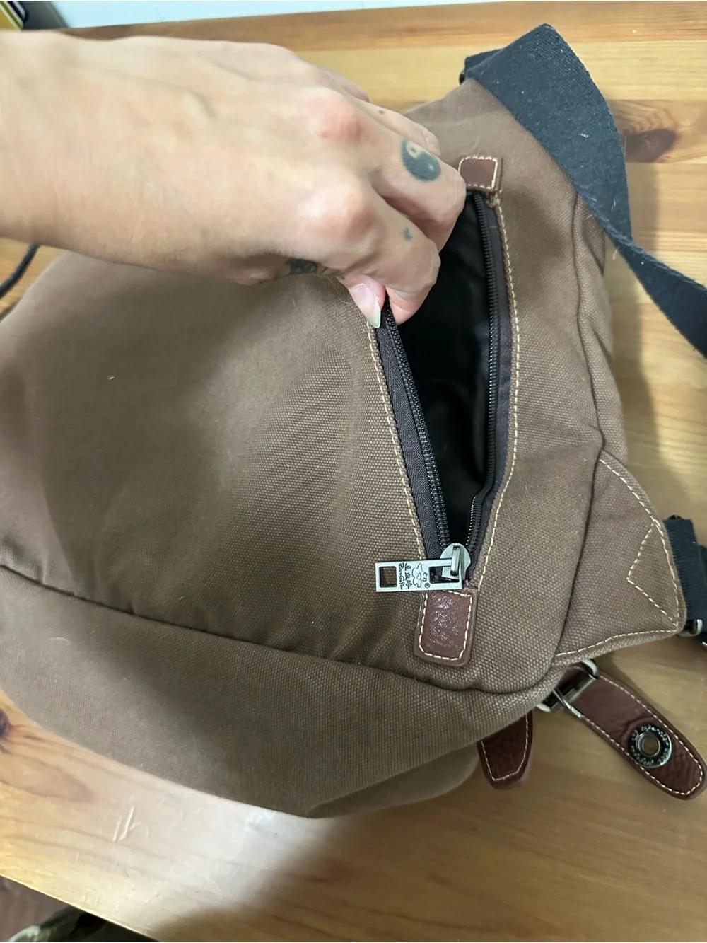 Douguyan Japanese Brown Leather Messenger Bag Unisex